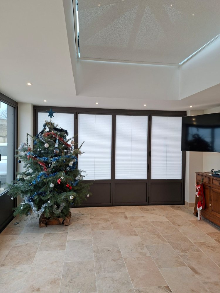? Rénovation et extension d’une habitation d’exception près de Villefranche-sur-Saône (69), intégrant des baies accordéon, une toiture vitrée et des stores sur-mesure.