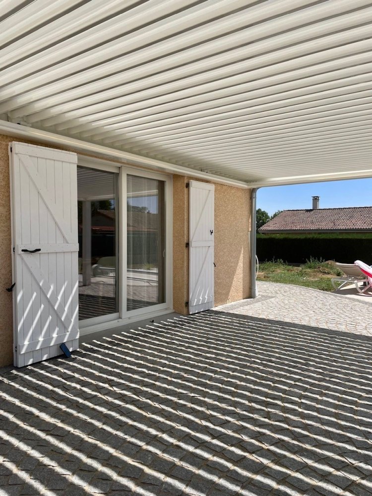 Pergola sur-mesure blanche avec lames orientables – Un projet élégant et fonctionnel près de Villefranche-sur-Saône
