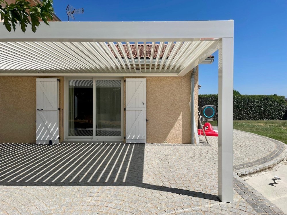Pergola sur-mesure blanche avec lames orientables – Un projet élégant et fonctionnel près de Villefranche-sur-Saône