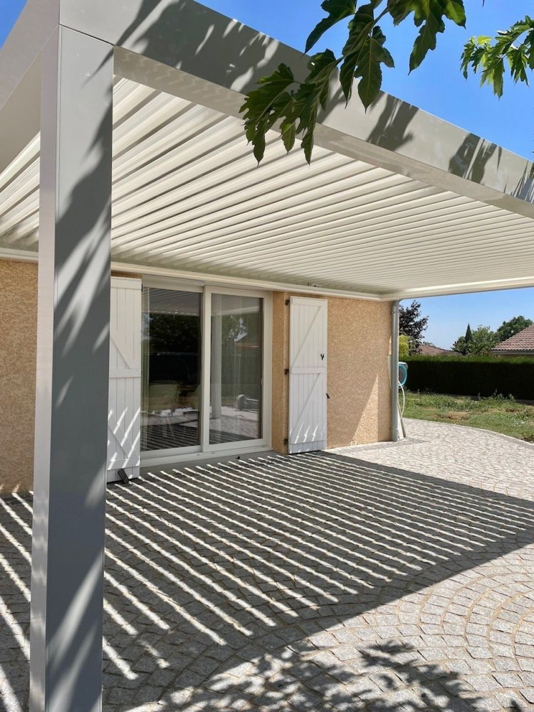 Pergola sur-mesure blanche avec lames orientables – Un projet élégant et fonctionnel près de Villefranche-sur-Saône