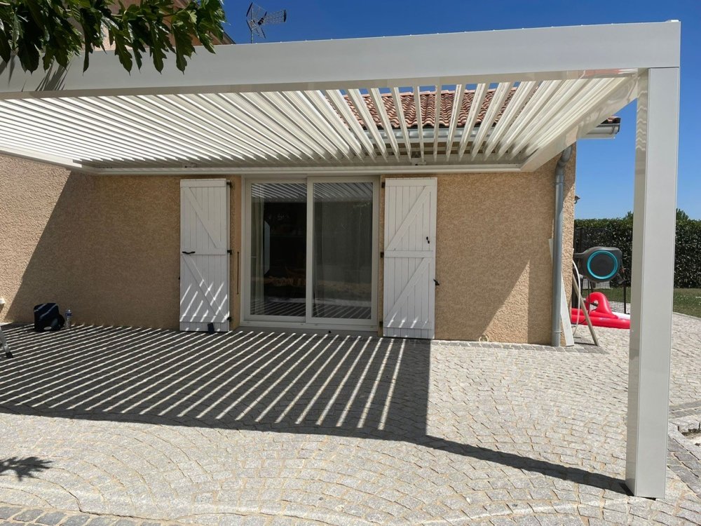 Pergola sur-mesure blanche avec lames orientables – Un projet élégant et fonctionnel près de Villefranche-sur-Saône