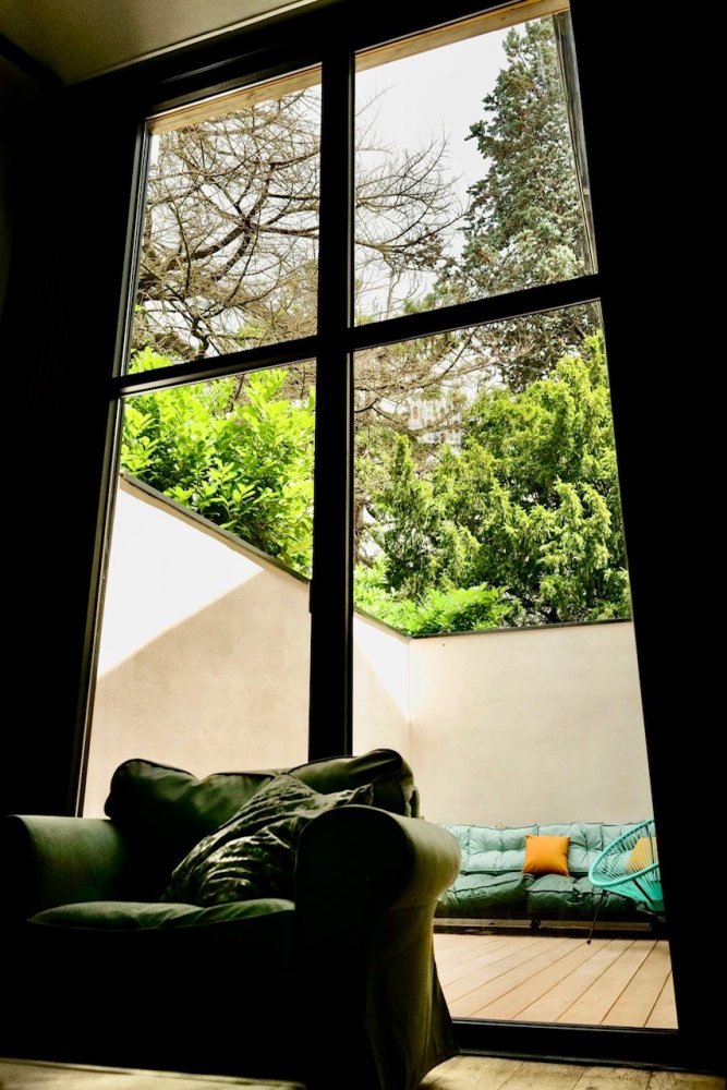 Une ouverture spectaculaire grâce à l'installation d'une baie accordéon hors norme dans un sublime loft à Villefranche-sur-Saône (69)