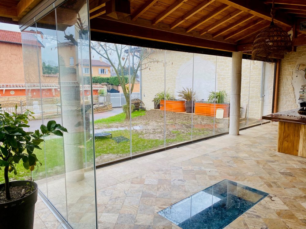 Découvrez cette sublime réalisation : fermeture de terrasse sur-mesure, conçue et installée pour s’intégrer parfaitement à cette habitation dans l’Ain (01)