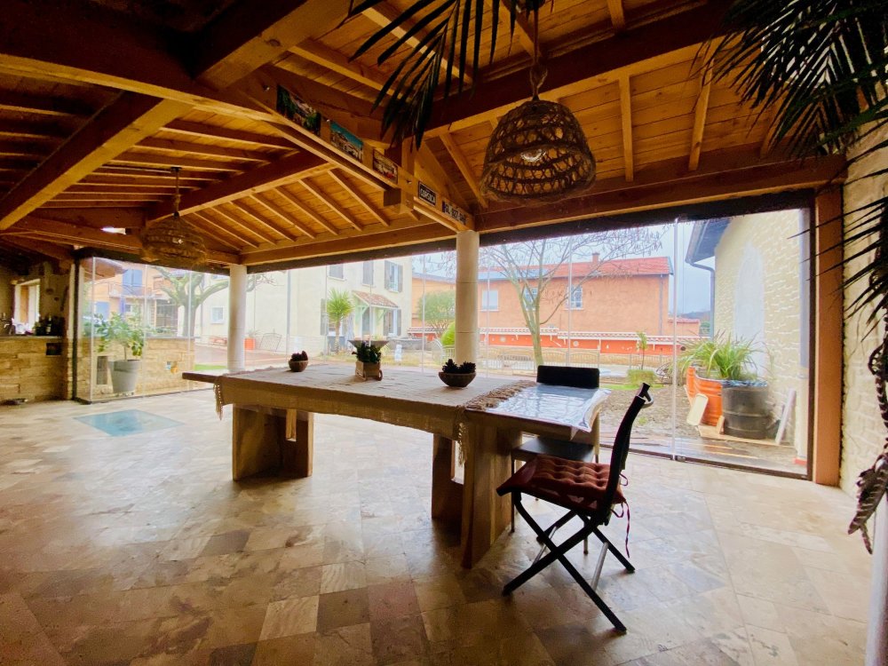 Découvrez cette sublime réalisation : fermeture de terrasse sur-mesure, conçue et installée pour s’intégrer parfaitement à cette habitation dans l’Ain (01)