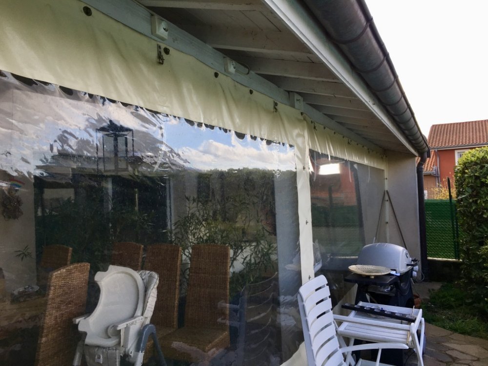 AVANT Réalisation d'une fermeture de terrasse avec des coulissants entièrement vitrés à Limas