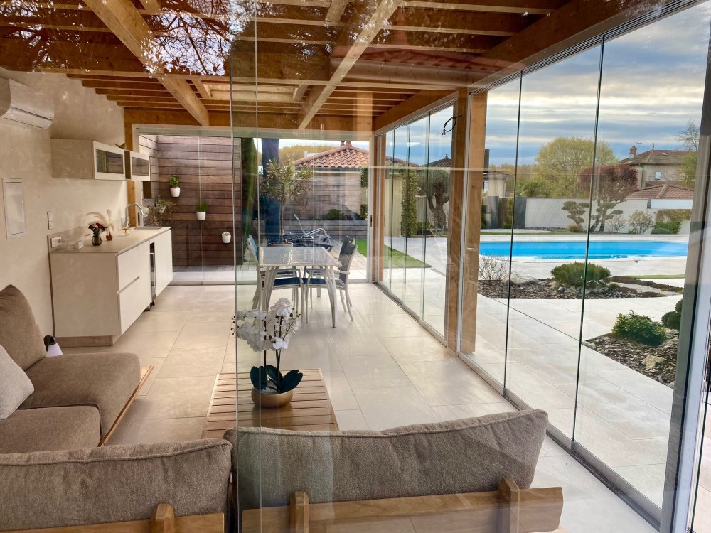 Nouveauté ! Fermeture complète de pool-house sur mesure : un espace extérieur transformé en véritable lieu de vie proche de Villefranche-sur-Saône