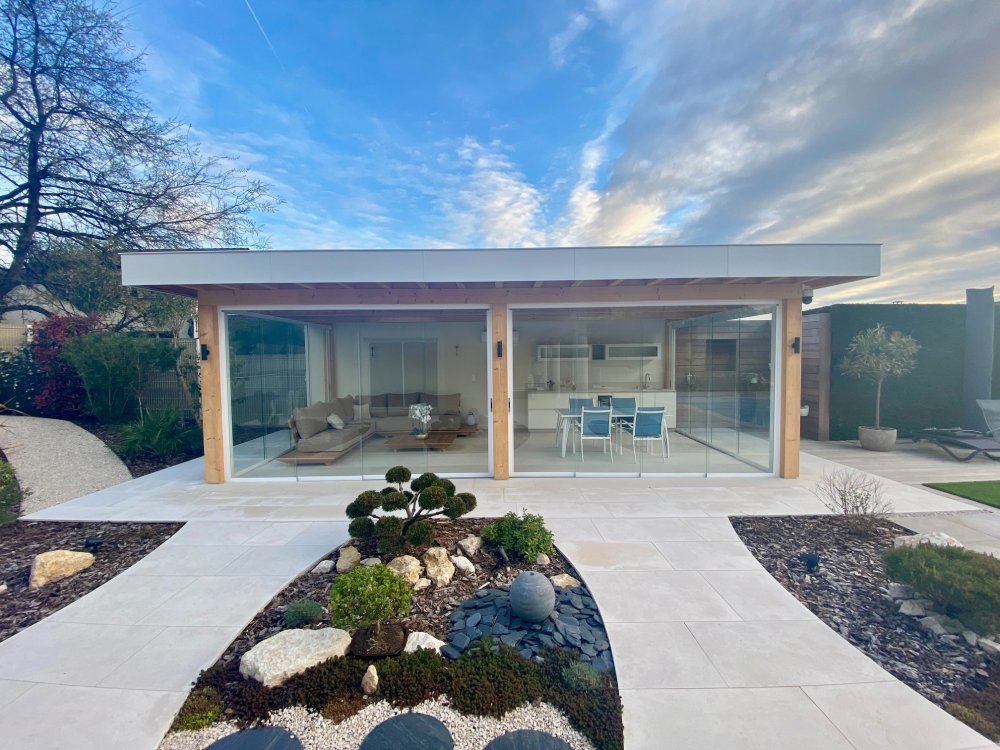 Nouveauté ! Fermeture complète de pool-house sur mesure : un espace extérieur transformé en véritable lieu de vie proche de Villefranche-sur-Saône