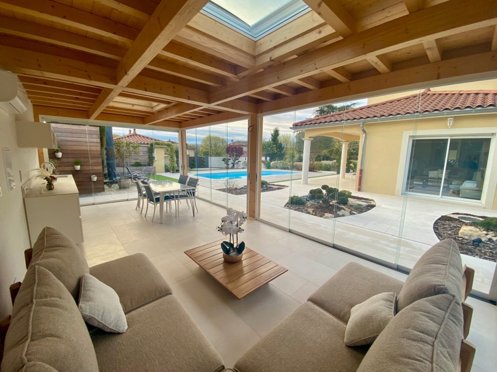 Nouveauté ! Fermeture complète de pool-house sur mesure : un espace extérieur transformé en véritable lieu de vie proche de Villefranche-sur-Saône