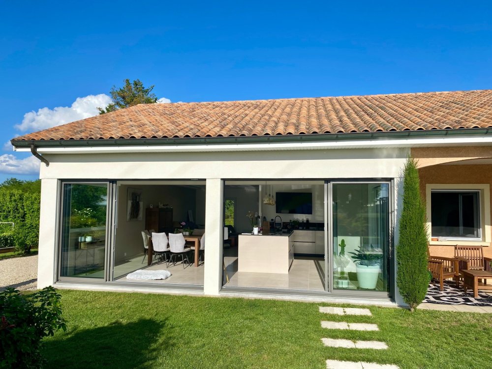 Installation de stores screen dans une villa chaleureuse implantée dans l'Ain (01)