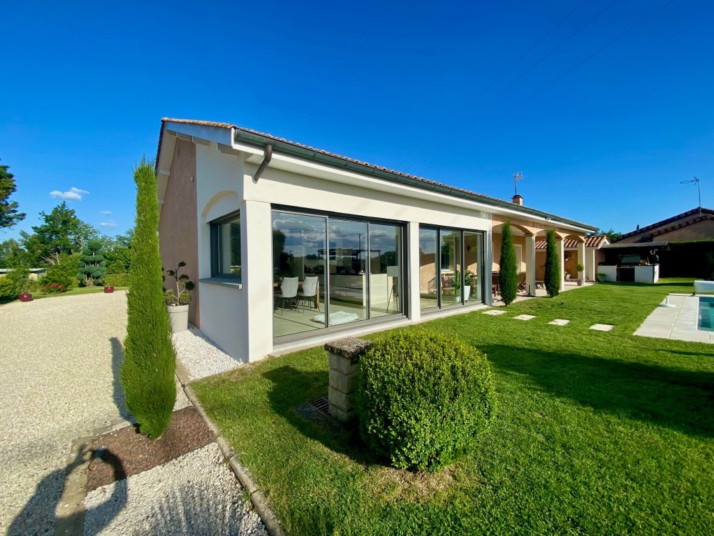  Pose de coulissants en bicoloration dans une villa chaleureuse implantée dans l'Ain (01)