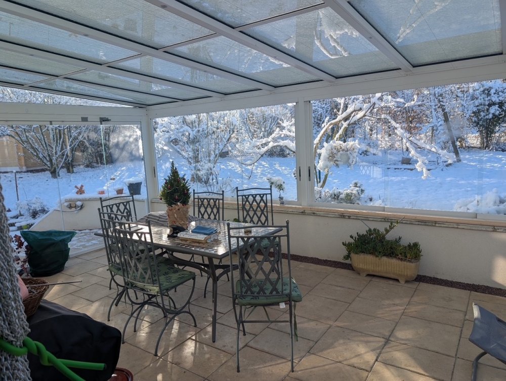 Du soleil à l’hiver : une fermeture de terrasse toujours confortable ! 