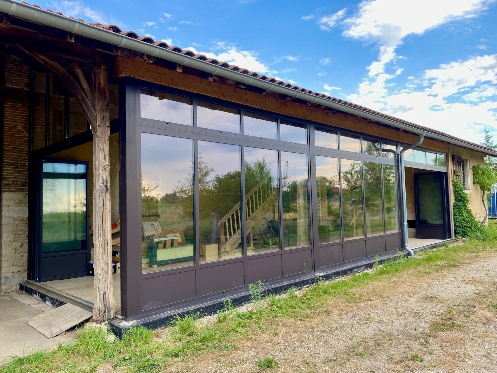 Extension d'une ancienne longère bressane avec nos systèmes aluminium en accordéon près de Bourg-en-Bresse dans l'Ain (01) !