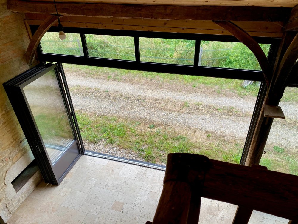 Extension d'une ancienne longère bressane avec nos systèmes aluminium en accordéon près de Bourg-en-Bresse dans l'Ain (01) !