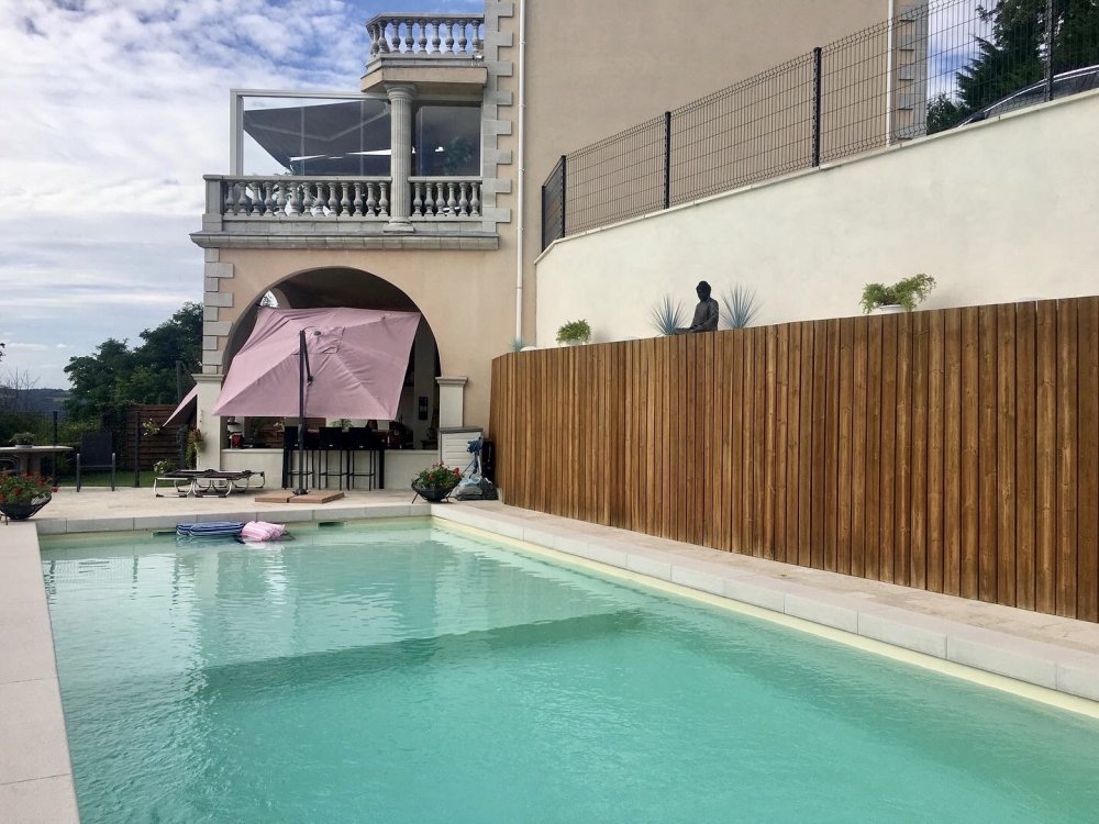 Professionnel pour la pose de fermeture de terrasse avec coulissants entièrement vitrés à Limas - Transparence Conception