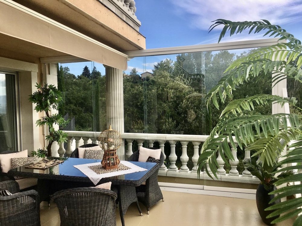 Professionnel pour la pose de fermeture de terrasse avec coulissants entièrement vitrés à Limas - Transparence Conception