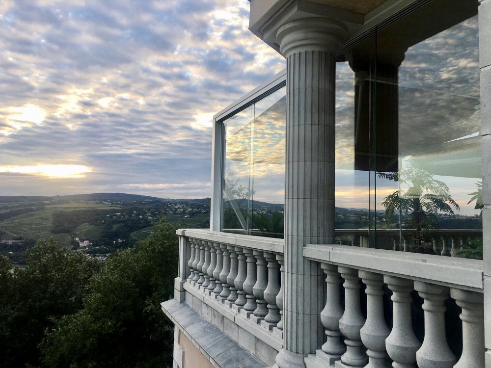 Professionnel pour la pose de fermeture de terrasse avec coulissants entièrement vitrés à Limas - Transparence Conception