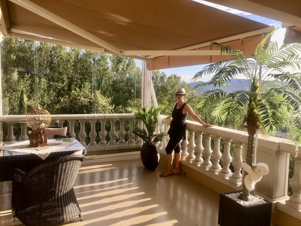 Professionnel pour la pose de fermeture de terrasse avec coulissants entièrement vitrés à Limas - Transparence Conception