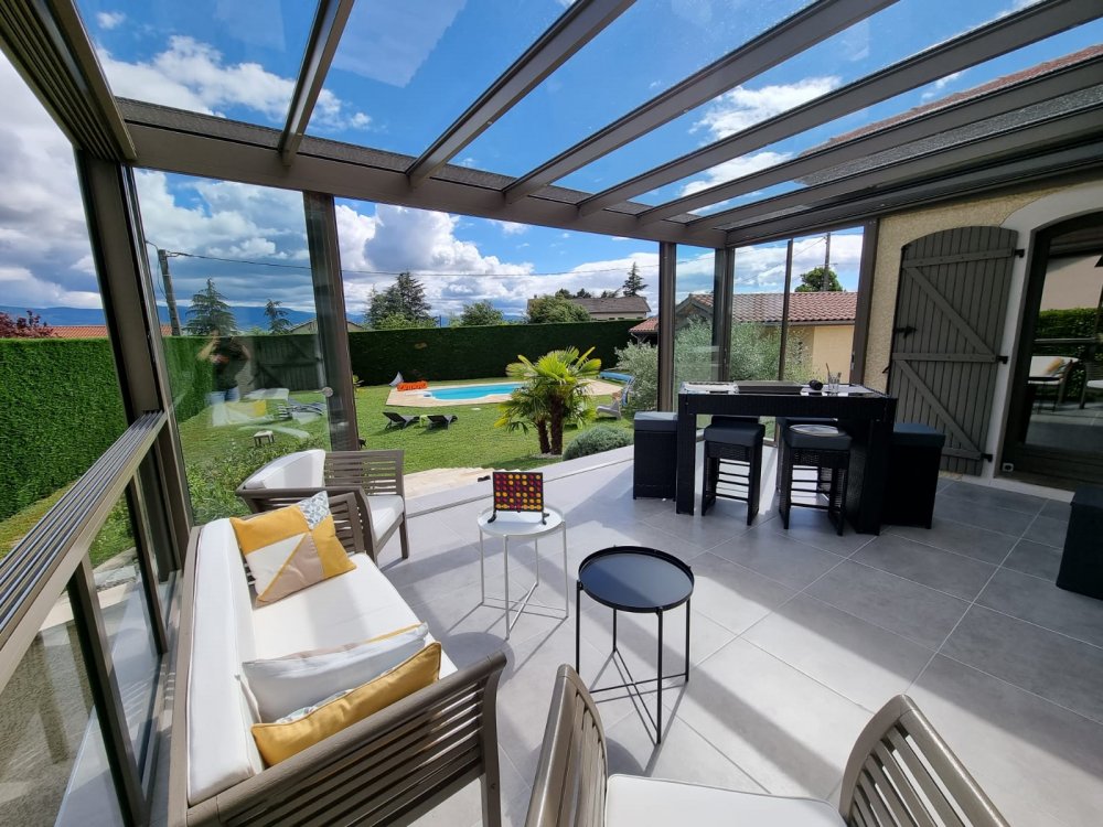 Spécialiste solution vitrées création de pergola entièrement vitrée
