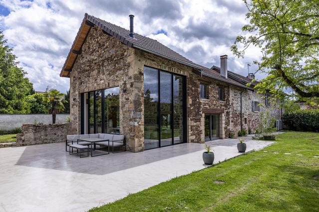 Spécialiste solution vitrées installation baie vitrée minimaliste très grandes dimensions à Limas
