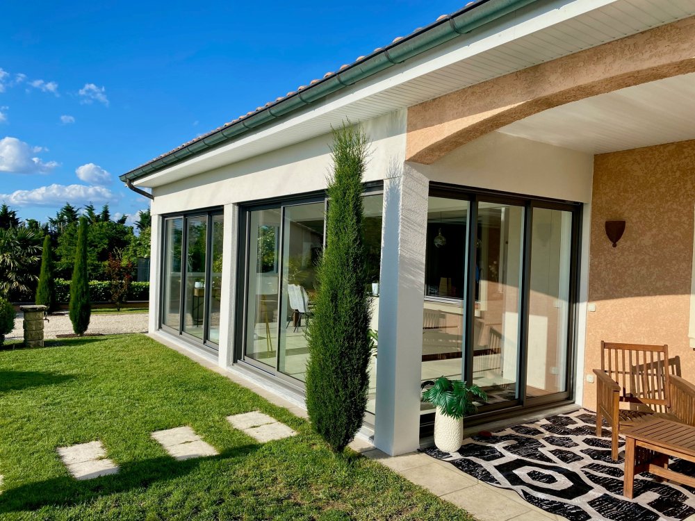  Installation de stores screen zip dans une villa chaleureuse implantée dans l'Ain (01)
