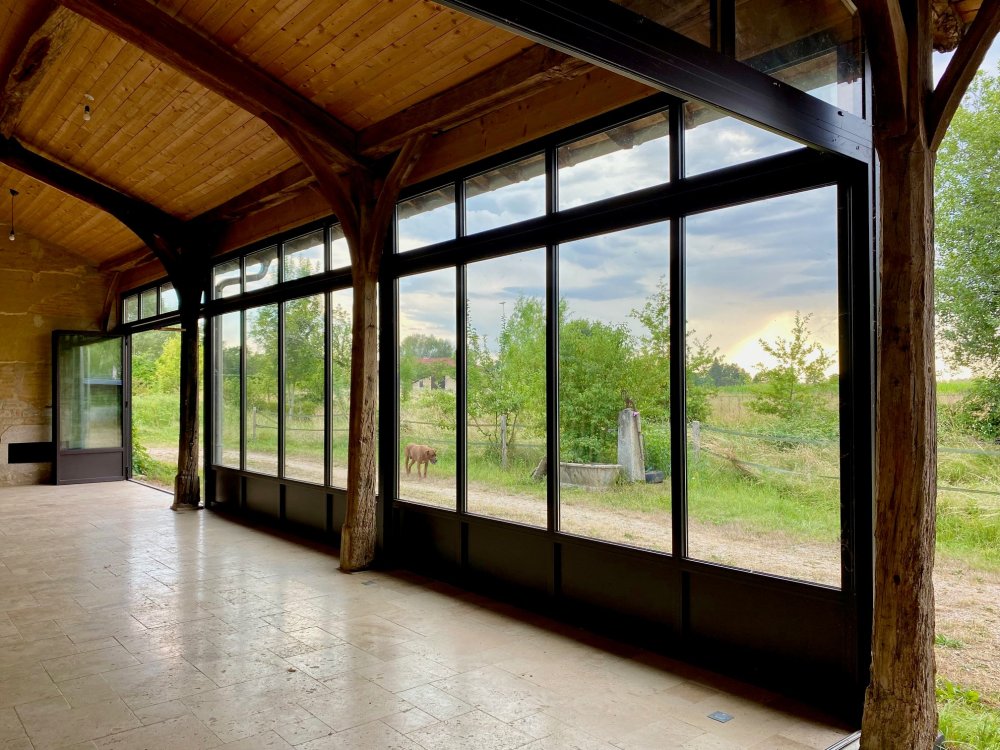 Extension d'une ancienne longère bressane avec nos systèmes aluminium en accordéon près de Bourg-en-Bresse dans l'Ain (01) !