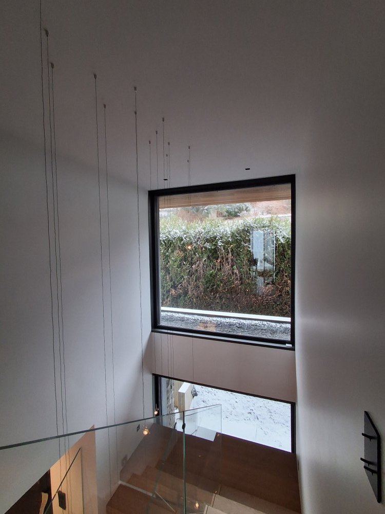 Villa contemporaine à Veyrier‑le‑Lac : menuiseries aluminium et BSO pour une ouverture totale sur le paysage