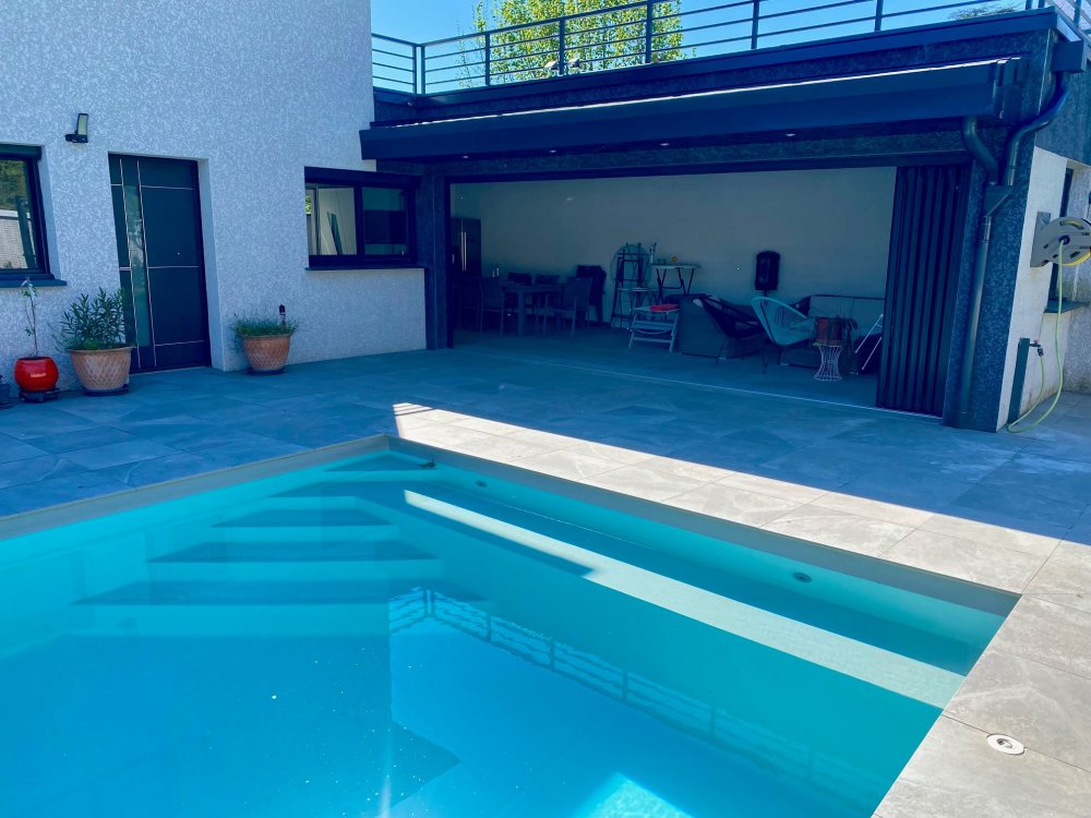 Fermeture sur-mesure de terrasse en baie accordéon 7 vantaux | Isolation & nouvel espace de vie à Neuville-sur-Saône