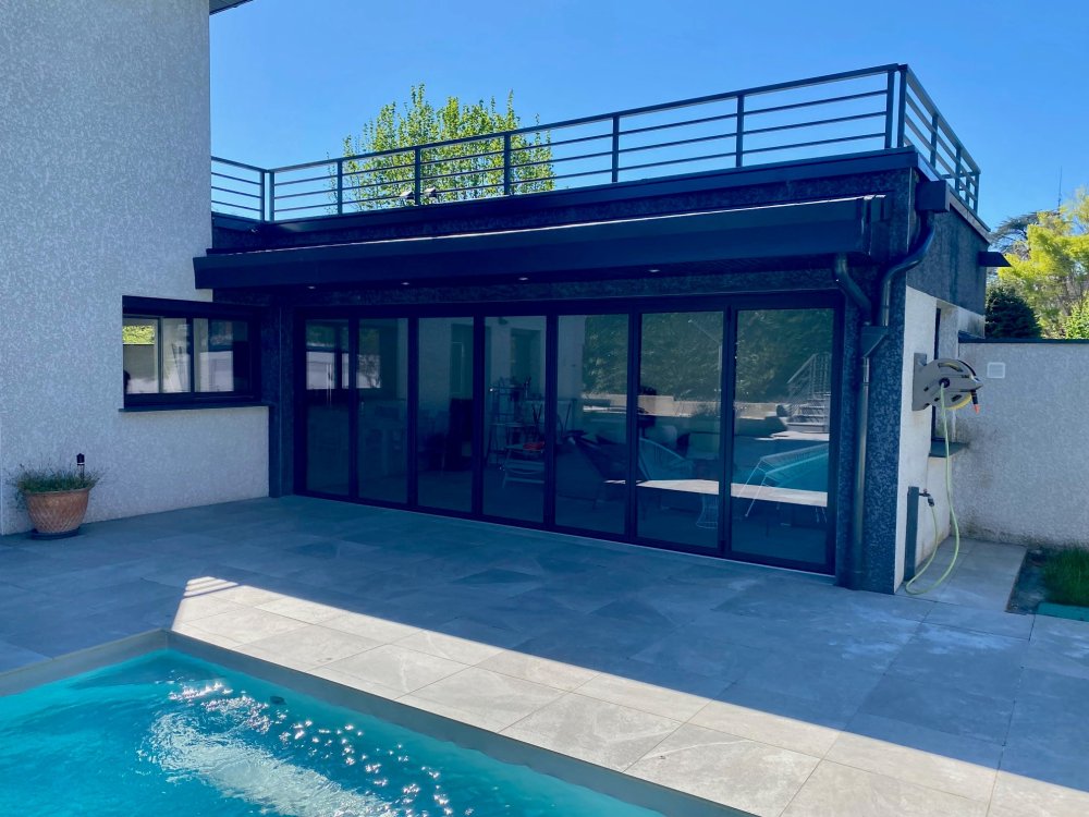 Fermeture sur-mesure de terrasse en baie accordéon 7 vantaux | Isolation & nouvel espace de vie à Neuville-sur-Saône