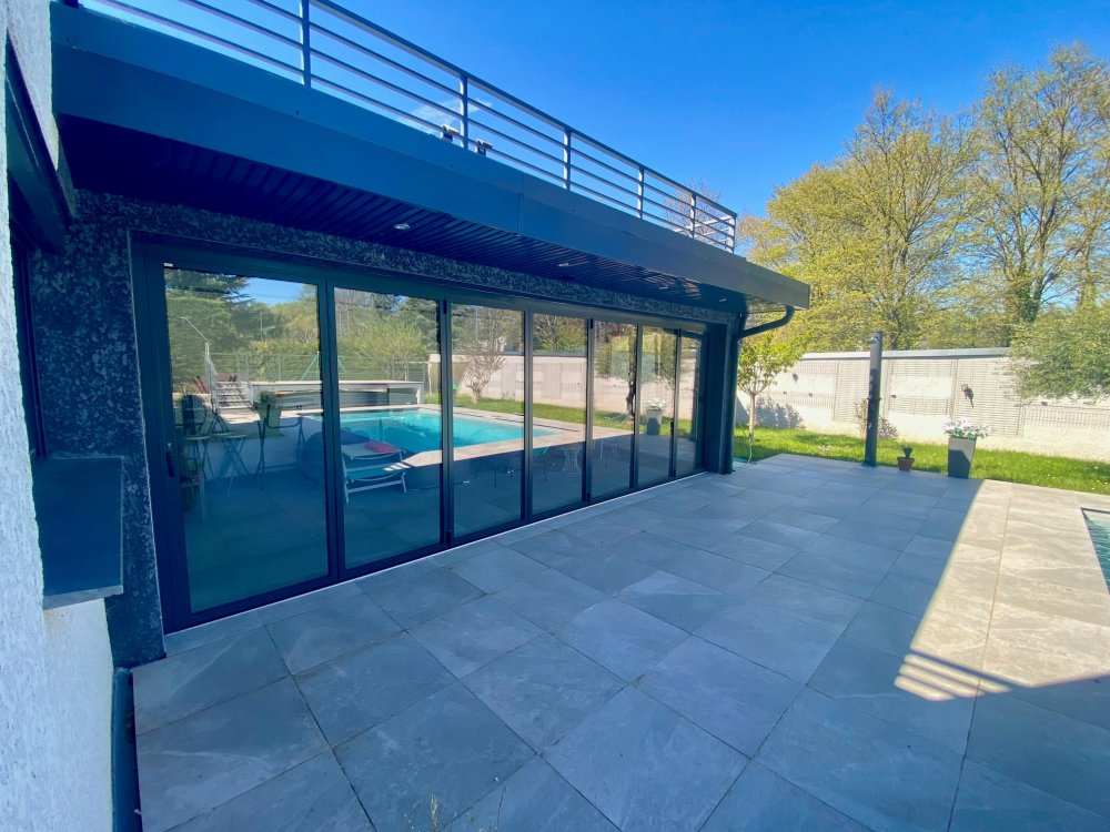 Fermeture sur-mesure de terrasse en baie accordéon 7 vantaux | Isolation & nouvel espace de vie à Neuville-sur-Saône