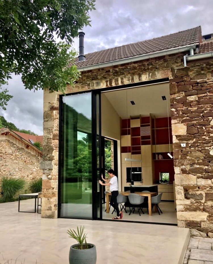 Rénovation d'une maison en pierres en Isère (38) avec l'installation de coulissants minimalistes