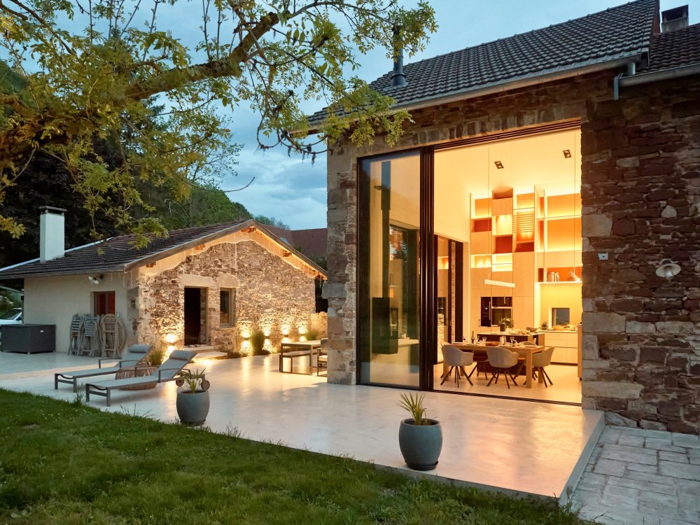 Sublime rénovation d'une maison en pierres en Isère (38) avec l'installation de coulissants minimalistes