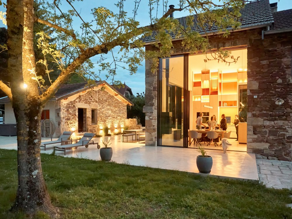Sublime rénovation d'une maison en pierres en Isère (38) avec l'installation de coulissants minimalistes