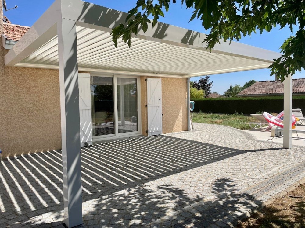 Installation d’une pergola sur-mesure blanche avec lames orientables dans le Rhône (69)