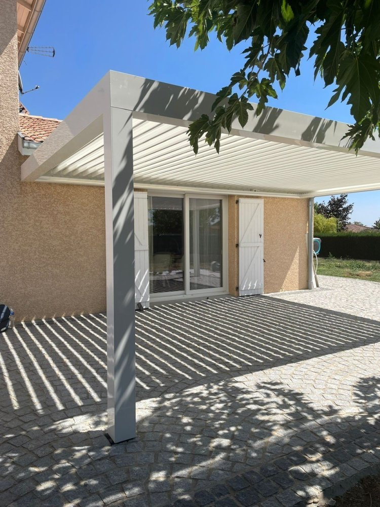 Installation d’une pergola sur-mesure blanche avec lames orientables dans le Rhône (69)