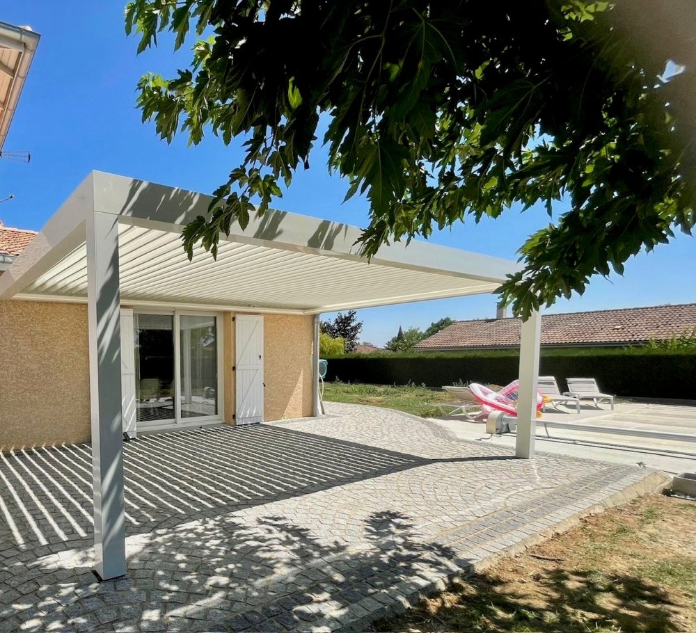 Installation d’une pergola sur-mesure blanche avec lames orientables dans le Rhône (69)