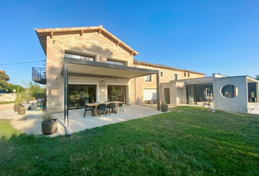 Pose d'une pergola bioclimatique sur mesure de dimensions exceptionnelles : Intégration parfaite dans une façade en pierre à Macon (71)