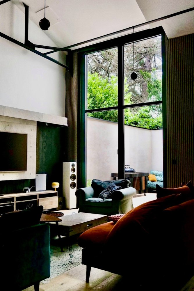 Une ouverture spectaculaire grâce à l'installation d'une baie accordéon hors norme dans un sublime loft à Villefranche-sur-Saône (69)