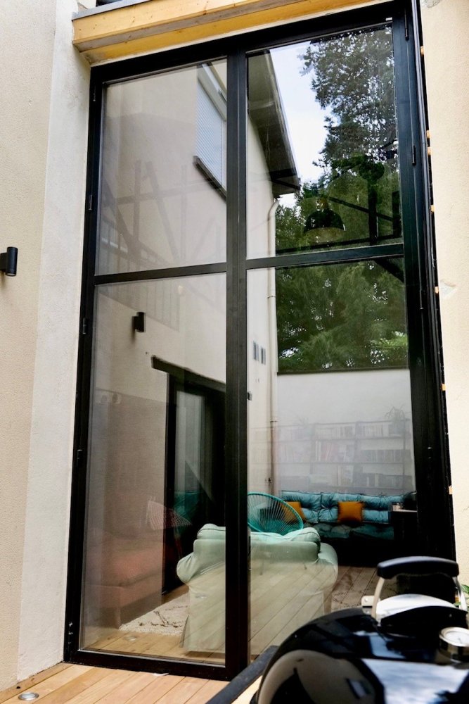 Une ouverture spectaculaire grâce à l'installation d'une baie accordéon hors norme dans un sublime loft à Villefranche-sur-Saône (69)