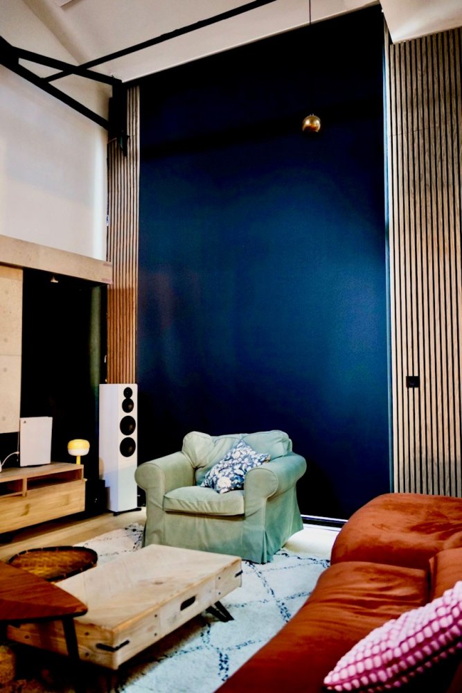 Une ouverture spectaculaire grâce à l'installation d'une baie accordéon hors norme dans un sublime loft à Villefranche-sur-Saône (69)