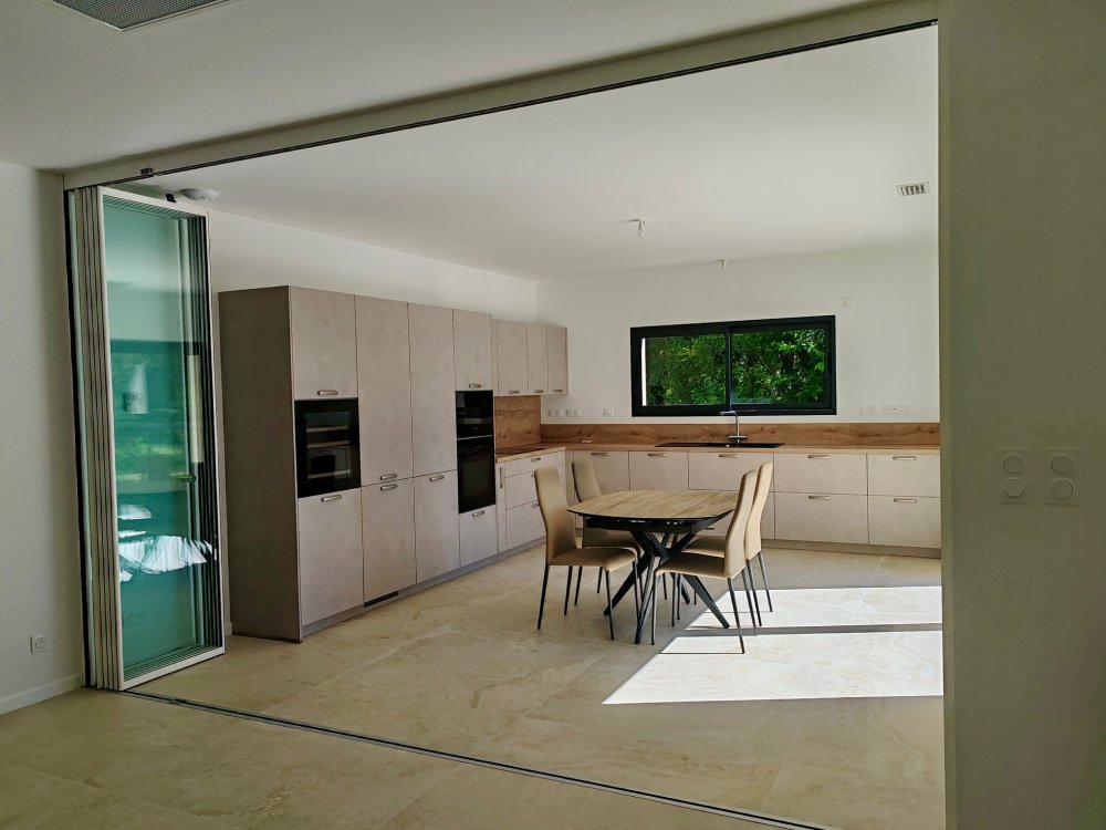 Installation d'un système coulissant-pivotant tout verre effet verrière dans une villa contemporaine basée dans le Rhône (69)