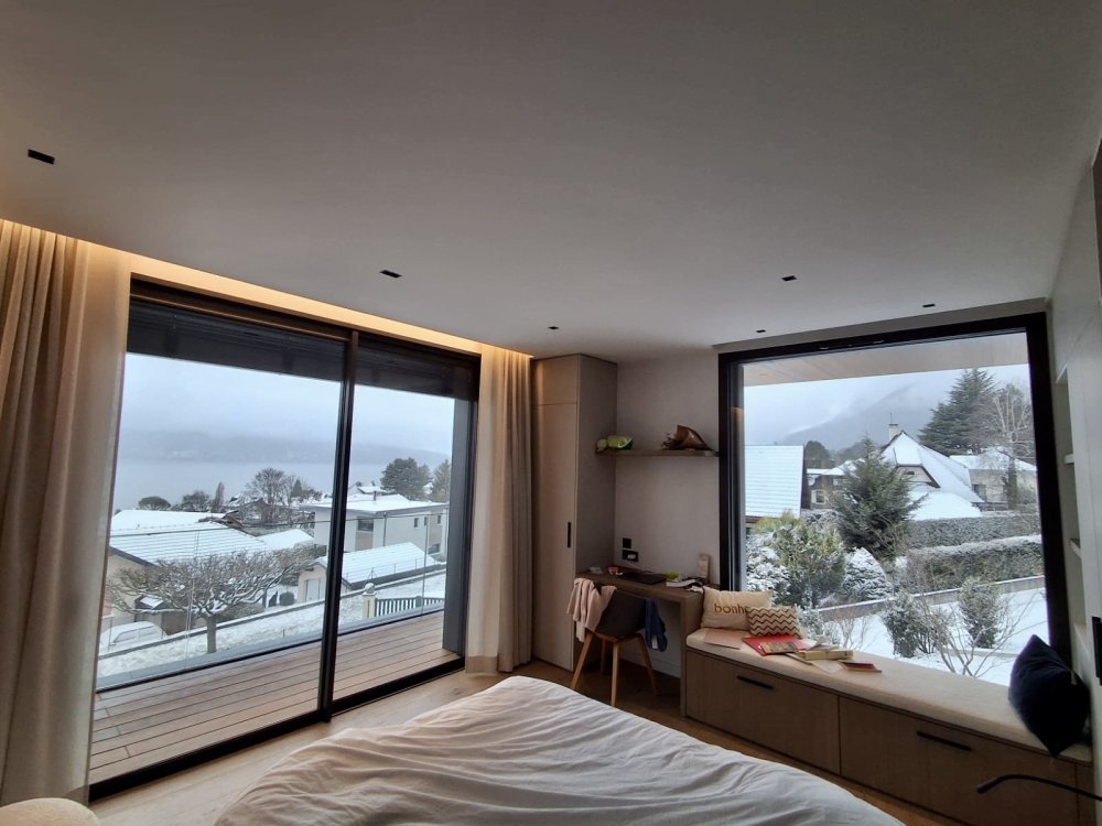 Villa contemporaine à Veyrier‑le‑Lac : menuiseries aluminium et BSO pour une ouverture totale sur le paysage