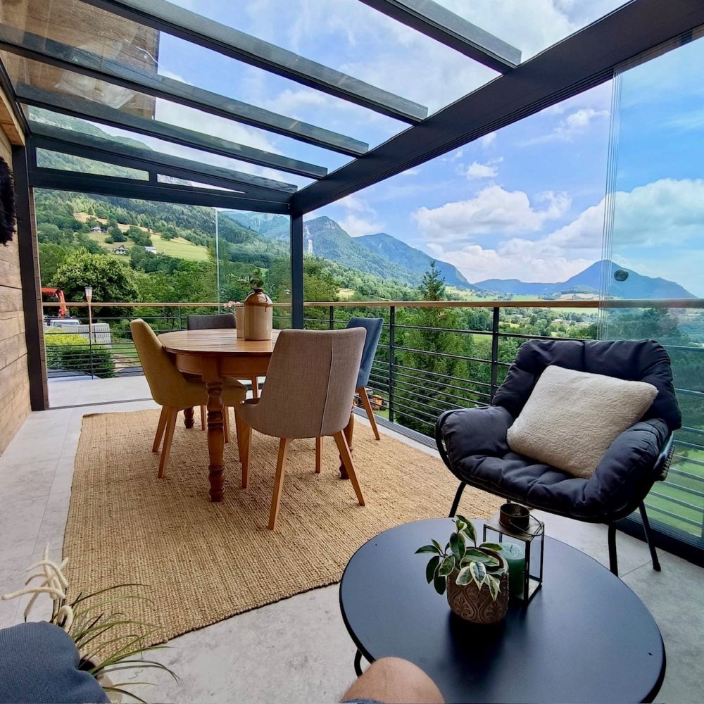  Installation d'une pergola vitrée équipée de coulissants pour profiter d'une vue époustouflante sur la région Haute-Savoie. 