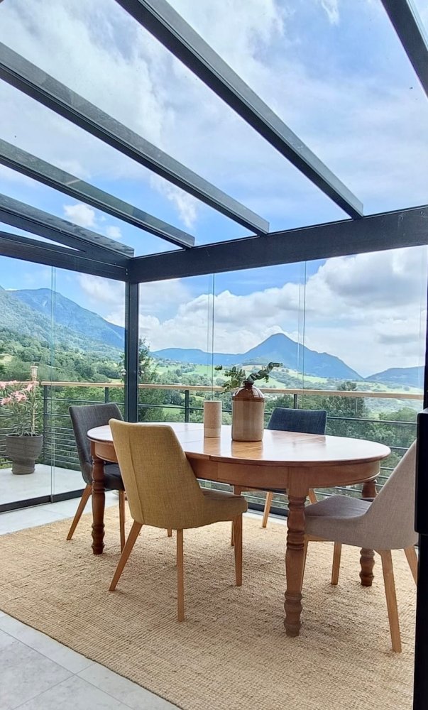 Pose d'une pergola vitrée munie de coulissants pour admirer une vue imprenable sur la région Haute-Savoie.