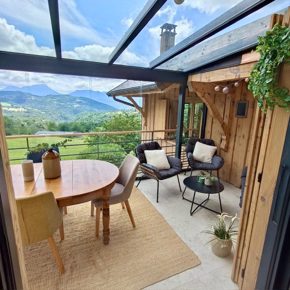 Fourniture et pose d'une pergola vitrée munie de coulissants pour admirer une vue imprenable sur la région Haute-Savoie.