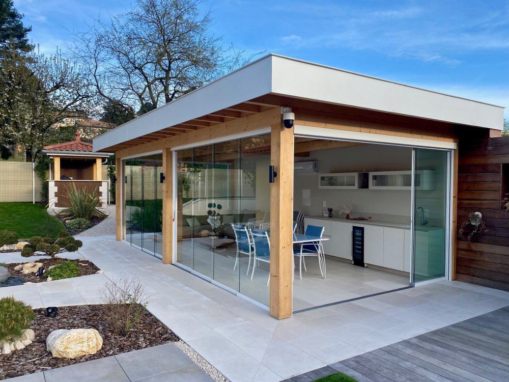 Fermeture complète de pool-house sur mesure : un espace extérieur transformé en véritable lieu de vie proche de Villefranche-sur-Saône