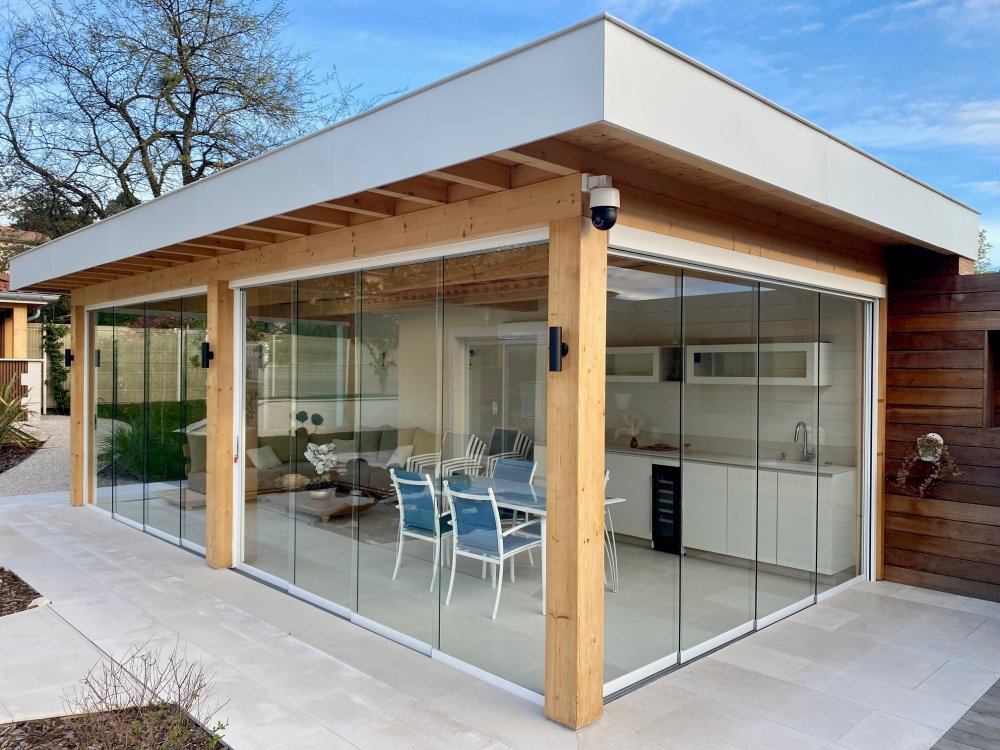 Fermeture complète de pool-house sur mesure : un espace extérieur transformé en véritable lieu de vie proche de Villefranche-sur-Saône