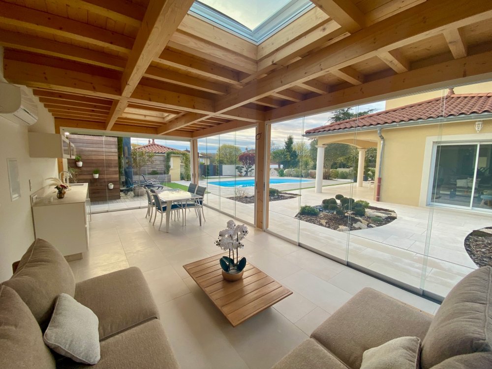 Fermeture complète de pool-house sur mesure : un espace extérieur transformé en véritable lieu de vie proche de Villefranche-sur-Saône