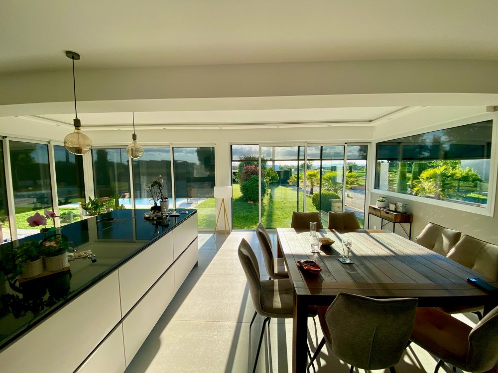 Mise en place de stores screen zip dans une villa chaleureuse implantée dans l'Ain (01)