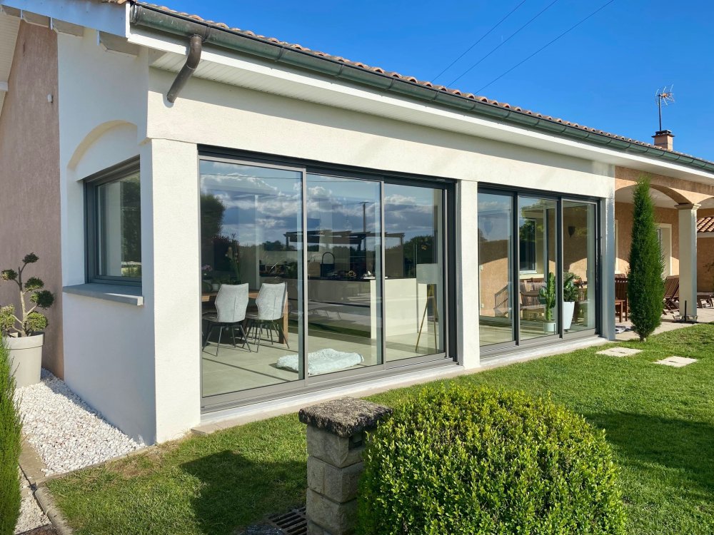 Mise en place de coulissants en bicoloration dans une villa chaleureuse implantée dans l'Ain (01)