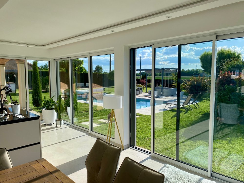 Installation de stores screen zip dans une villa chaleureuse implantée dans l'Ain (01)